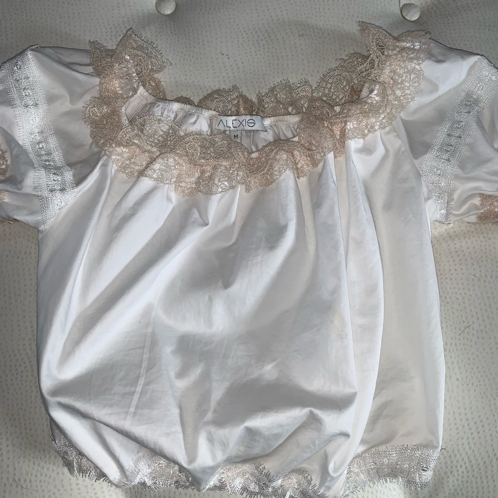 Alexis Short white Top Lace trim size M